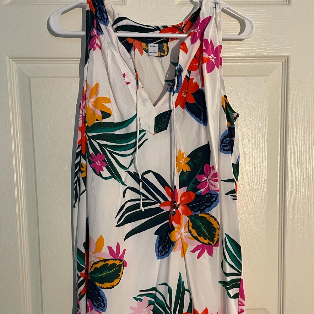 Old navy summer dress with floral print in size S.